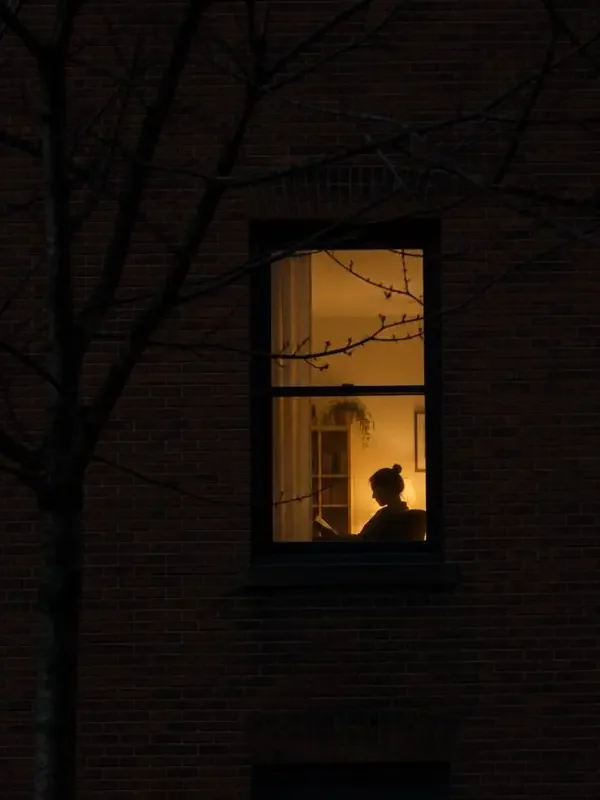 灯下有人海报，在线小视频糖豆首映片单